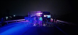 Ô tô tải va chạm với xe khách giường nằm trên cao tốc Cam Lộ - La Sơn