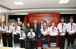 Trao học bổng Vừ A Dính cho con em Việt kiều học giỏi có hoàn cảnh khó khăn tại Lào