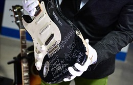 Cây guitar bị đập nát của huyền thoại Kurt Cobain được bán với giá gần 600.000 USD