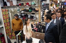 Đại sứ Việt Nam tại LB Nga gặp gỡ, thăm hỏi người Việt kinh doanh ở chợ Teply Stan