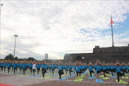 Trên 1.000 người tham dự Ngày quốc tế Yoga tại Huế