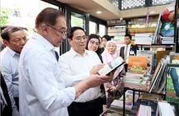 Thủ tướng Phạm Minh Chính và Thủ tướng Malaysia cùng thăm phố sách, thưởng thức cà phê 