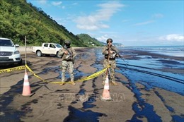 Ít nhất 1.200 thùng dầu thô tràn ra bãi biển nổi tiếng tại Ecuador
