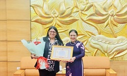 Trao Kỷ niệm chương tặng Đại sứ Venezuela tại Việt Nam