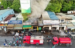 Hai cửa hàng phụ tùng bốc cháy dữ dội, nhiều tài sản bị thiêu rụi