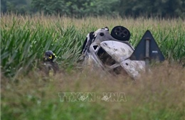 Máy bay quân sự rơi trúng vào xe ô tô khiến bé gái 5 tuổi tử vong