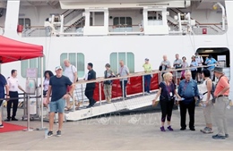 Đón hai tàu du lịch đưa du khách quốc tế đến tham quan Hạ Long