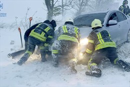 Ukraine: Cứu hàng nghìn người và phương tiện mắc kẹt trong bão tuyết