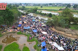 Hàng nghìn người dân và du khách nô nức đi chợ &#39;nhận may, ném rủi&#39;