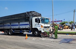Xe đạp điện va chạm với xe tải khiến hai nữ sinh tử vong