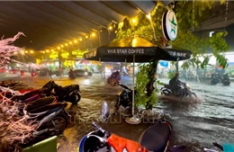 Mưa lớn gây ngập nhiều tuyến đường tại TP Hồ Chí Minh
