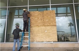 Bão Beryl tràn vào bang Texas, gây sóng mạnh nguy hiểm ven biển