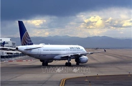 Chuyến bay của United Airlines hạ cánh khẩn cấp do rơi bánh đáp