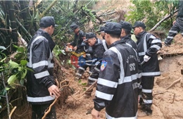 Cứu hộ thành công một thiếu niên bị mắc kẹt trong vụ sạt lở đất ở Hạ Long