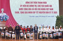 Chủ tịch Quốc hội thăm, tặng quà nhân dân và lực lượng vũ trang tỉnh Yên Bái