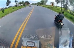 Xử lý nghiêm thanh niên điều khiển xe mô tô cản trở, ngăn chặn xe ô tô lưu thông