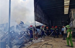 Xưởng điêu khắc gỗ giữa phố bị cháy rụi, thiệt hại hàng tỷ đồng