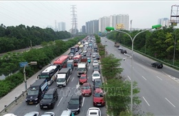 Người dân ùn ùn trở lại Thủ đô sau kỳ nghỉ lễ 30/4 - 1/5