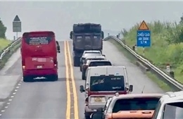 Phạt tài xế xe khách có hành vi lấn làn, &#39;vượt ẩu&#39;, đi trong làn khẩn cấp trên cao tốc