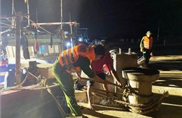 Ứng phó với bão số 5: Căng mình xuyên đêm hỗ trợ di dời, sơ tán dân đến nơi an toàn