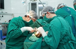 Nối thành công ngón tay cái đứt rời cho thiếu tá công an bị thương trong quá trình làm nhiệm vụ
