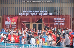 Người dân di chuyển sớm đến tham quan Trung tâm triển lãm Việt Nam
