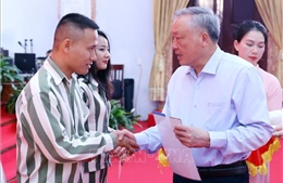Phó Thủ tướng Thường trực Nguyễn Hòa Bình dự Lễ công bố Quyết định đặc xá tại Trại giam Phú Sơn 4