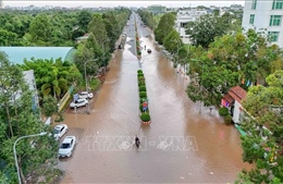 Bến Ninh Kiều ngập sâu khi triều cường vượt báo động III