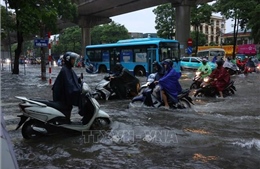 Mưa lớn suốt đêm khiến nhiều tuyến phố Hà Nội ngập sâu