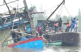 Cứu hộ tàu cá bị chìm tại khu vực neo đậu ở xã Nam Cửa Việt