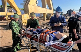 Kịp thời đưa thuyền viên nước ngoài bị tai nạn lao động đi cấp cứu