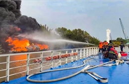 Cháy ghe trên sông Cần Giuộc khiến 3 người bị thương
