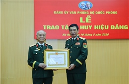 Đại tướng Phan Văn Giang trao Huy hiệu 70 năm tuổi Đảng tặng Đại tướng Phạm Văn Trà