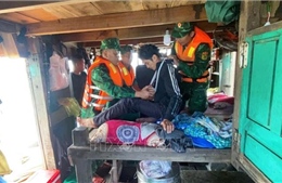 Kịp thời cứu ngư dân bị tai nạn trên biển