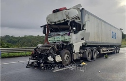 Hai xe container va chạm trên cao tốc khiến một tài xế tử vong
