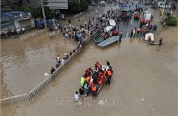 Trung Quốc: Khoảng 600.000 người sơ tán, hơn 100 ngôi nhà sập do mưa bão