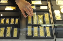 Giá vàng châu Á dao động gần mức thấp nhất 5 tháng qua