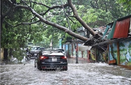 Ứng phó bão số 1: Người dân cẩn thận khi tham gia giao thông trong mưa bão