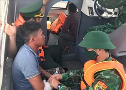 Nghệ An: Kịp thời cứu sống 4 ngư dân bị chìm tàu trên biển
