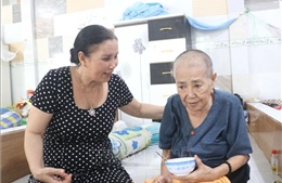 Những tấm lòng nhân ái chăm lo, giúp đỡ người già neo đơn