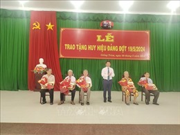 Bến Tre: Trao Huy hiệu Đảng cho 471 đảng viên cao tuổi