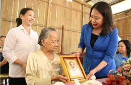 Phó Chủ tịch nước Võ Thị Ánh Xuân tặng quà Tết cho người nghèo tại Bến Tre