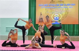 Đông đảo người dân Bến Tre tham gia đồng diễn Yoga