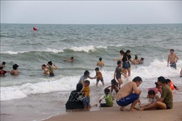Các bãi biển tại Bình Thuận nhộn nhịp trong ngày đầu của kỳ nghỉ lễ