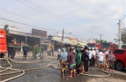 Cháy lớn tại thị trấn Mỹ Phước, 4 căn nhà bị thiêu rụi