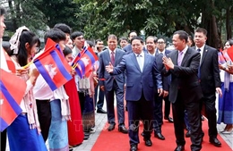 Thủ tướng Phạm Minh Chính và Thủ tướng Campuchia giao lưu với sinh viên Trường ĐH Ngoại thương