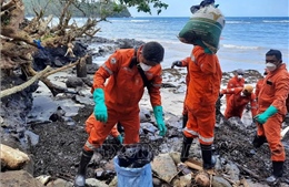 Dầu loang từ tàu chìm ảnh hưởng nặng nề tới các cộng đồng ven biển Philippines