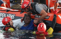 Giải cứu trên 400 người gặp nạn ở Địa Trung Hải