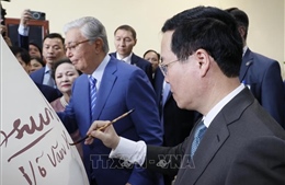 Chủ tịch nước Võ Văn Thưởng và Tổng thống Cộng hòa Kazakhstan tham quan Làng gốm Chu Đậu