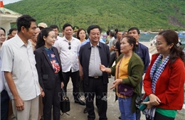 Bộ trưởng Lê Minh Hoan đối thoại với ngư dân